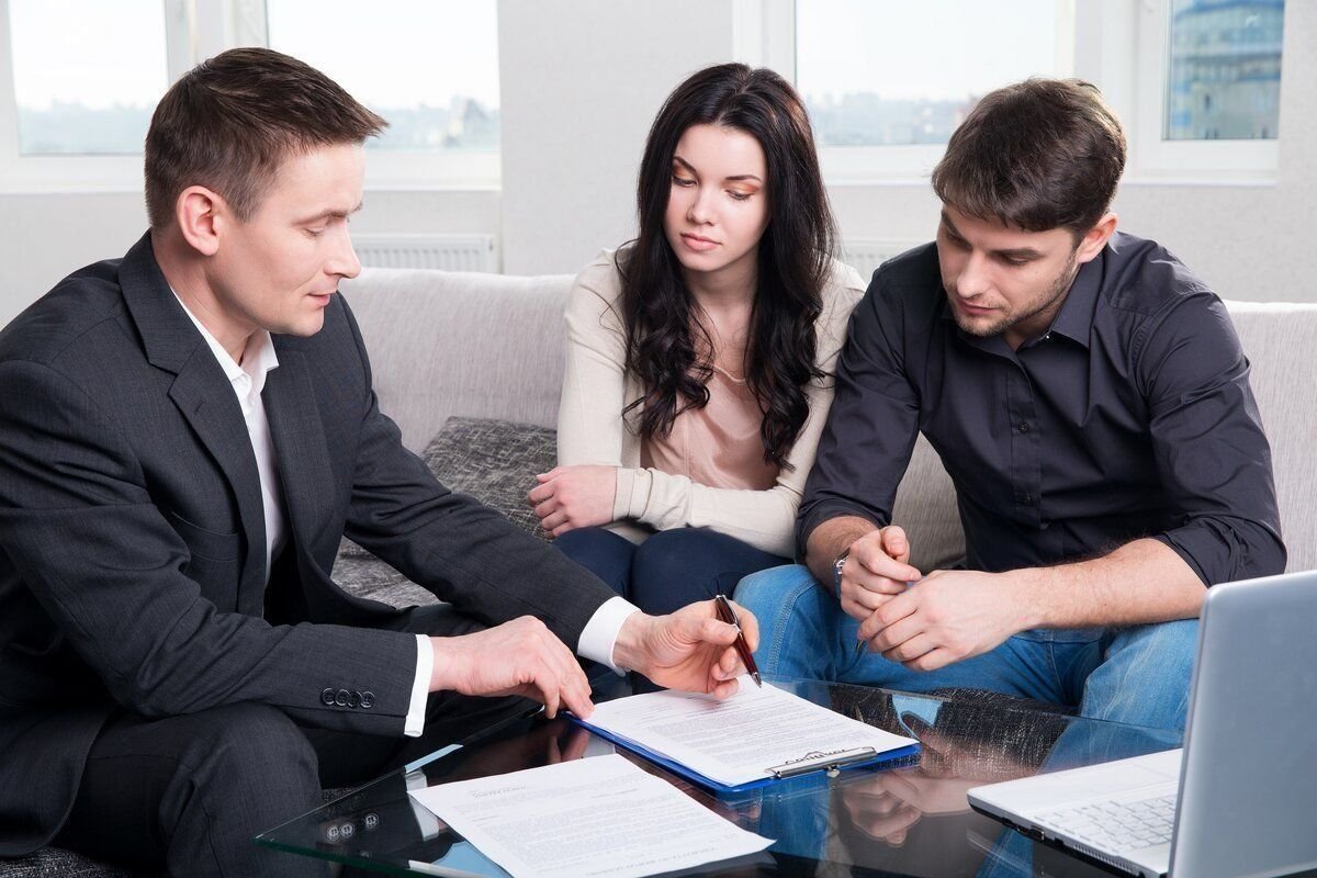 консультация юриста. работа с клиентами. консультация молодые специалисты. работник офиса. менеджер и клиент.