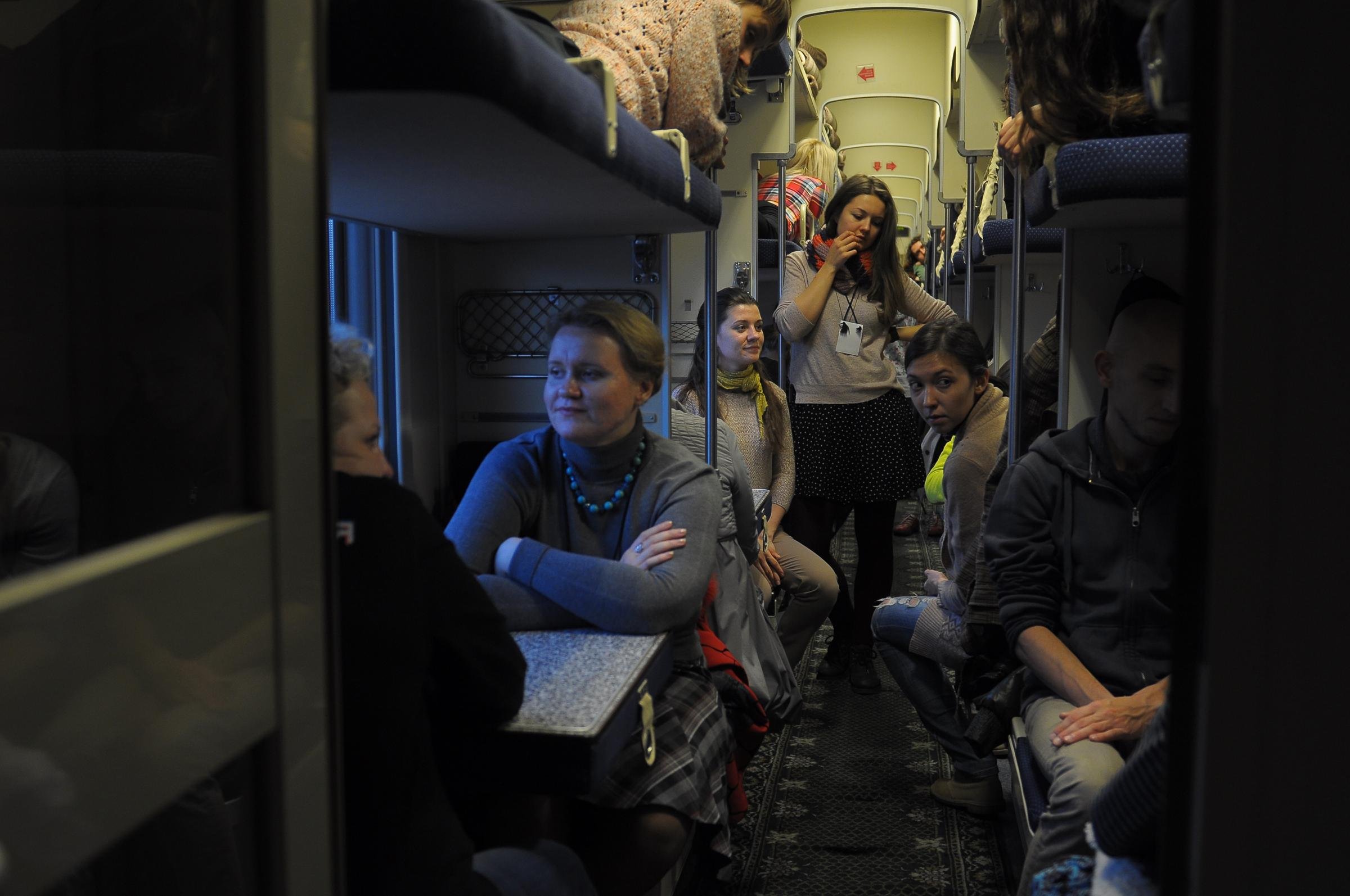 Плацкарт фото в поезде с людьми