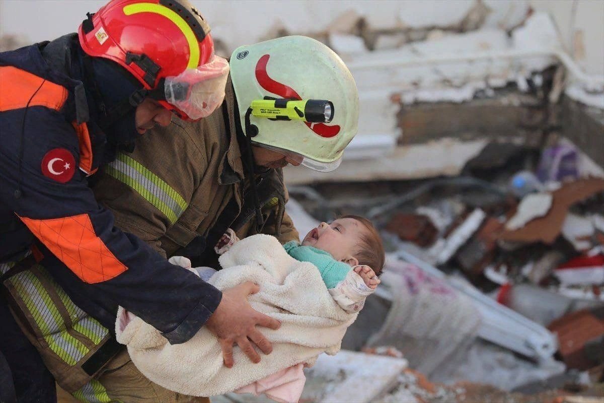 Спасенные землетрясение. Спасение людей под завалами. Спасают детей под завалами в Турции. Ребенок.