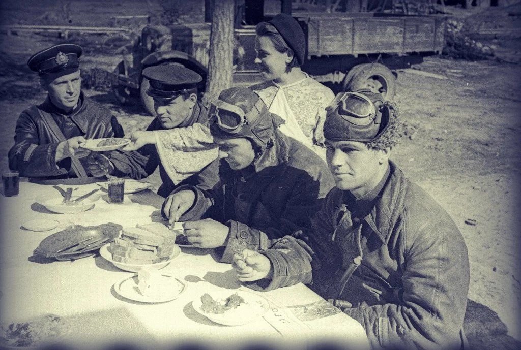 Ссср в 1941 году. Полевая кухня ВОВ 1941-1945. Военно Полевая кухня 1941 1945. 1942 Полевая кухня. Обед на фронте.