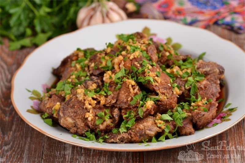 Куриная печень по дюкану. Печень говяжья жареная с луком. Печенка в сметанном соусе. Куриная печень в сметанном соусе с луком. Салат с печенью и сухариками.