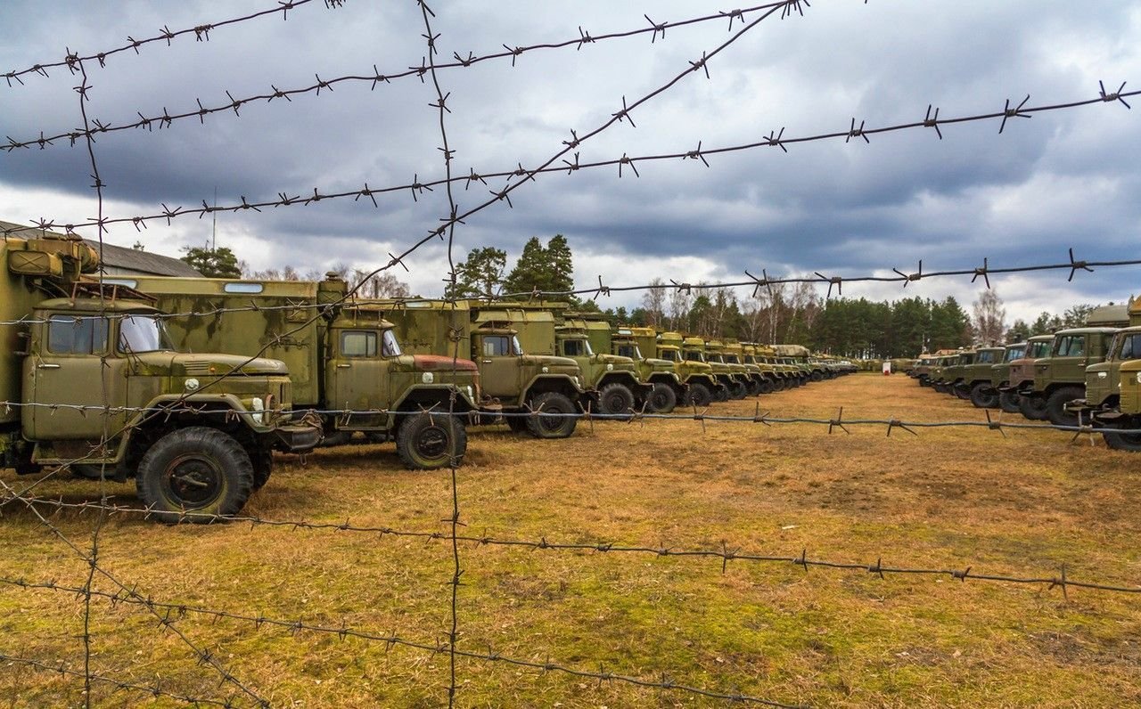 Продажа техники россия. Р-409 ЗИЛ 131. ЗИЛ 131 РЛС. Склад военной техники. Списанная техника.