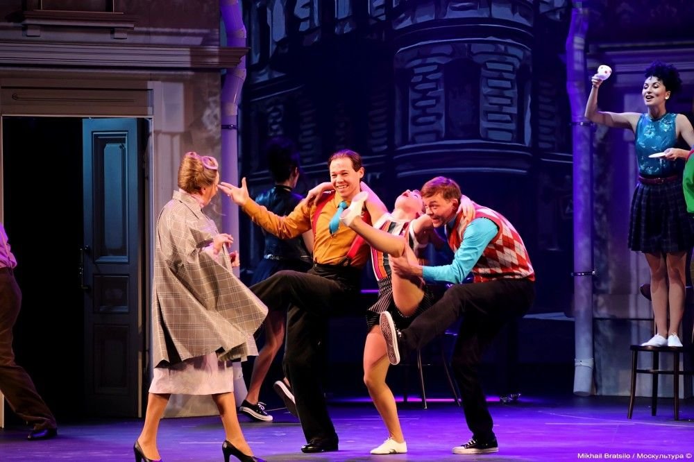 Мюзикл. Лак для волос мюзикл бродвей. Бродвей мюзикл москва. Бродвей москва. Бродвей мюзикл москва.