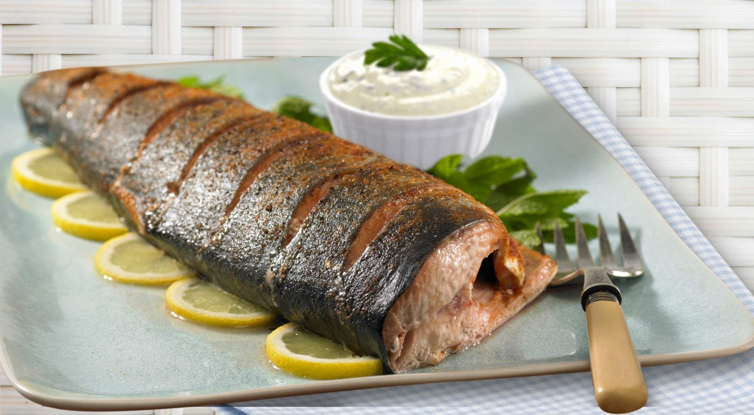 Сколько по времени запекать горбушу целиком. Горбуша запеченная в духовке. Рыба запеченная в фольге. Филе горбуши в духовке в фольге. Сколько по времени запекать горбушу целиком.