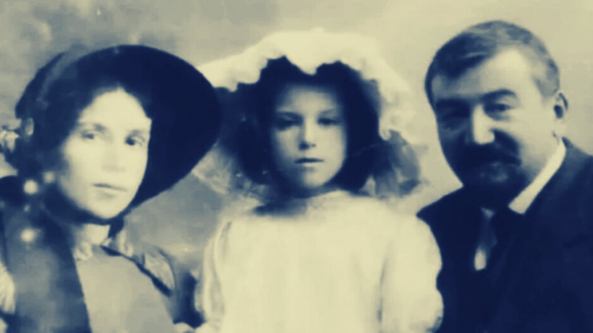 Ксения Куприна в детстве с родителями