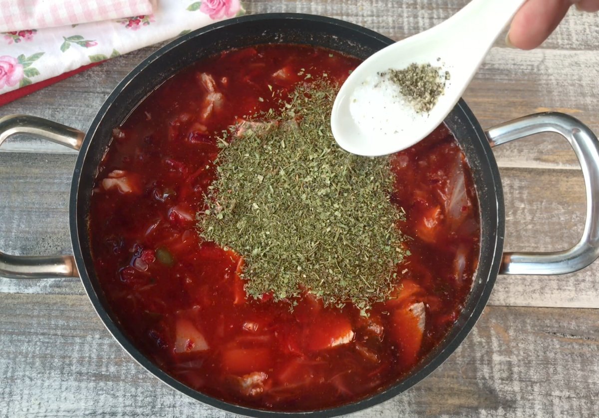 Суп из соленой капусты. Какие специи добавляют в щи. Щи презентация. Maggi заправка для щей. Какие специи добавляют в щи.