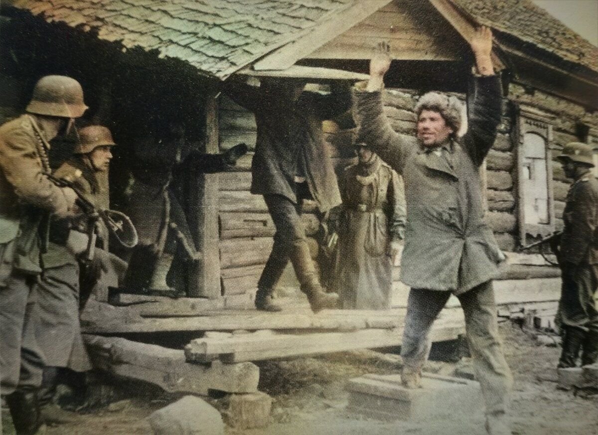 Советский человек в оккупации. Советская деревня глазами Солдатов вермахта. Зверства фашистов села 1941. Немецкие военнопленные в плену советских Партизан.