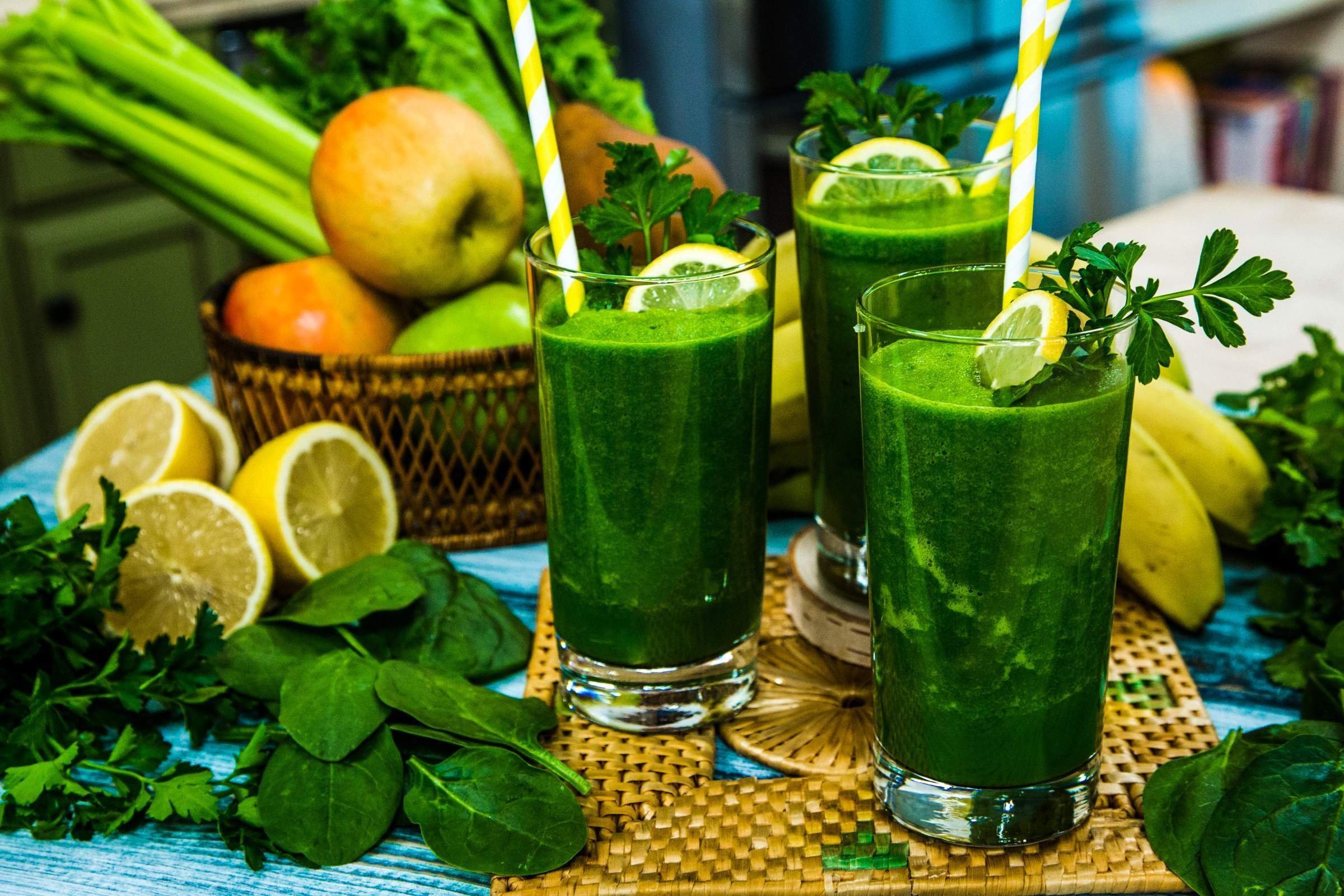 Какой полезный зеленый. Зеленый смузи. Напитки смузи Smoothie Green. Смузи сельдерей яблоко киви. Коктейль петрушка фейхоа.