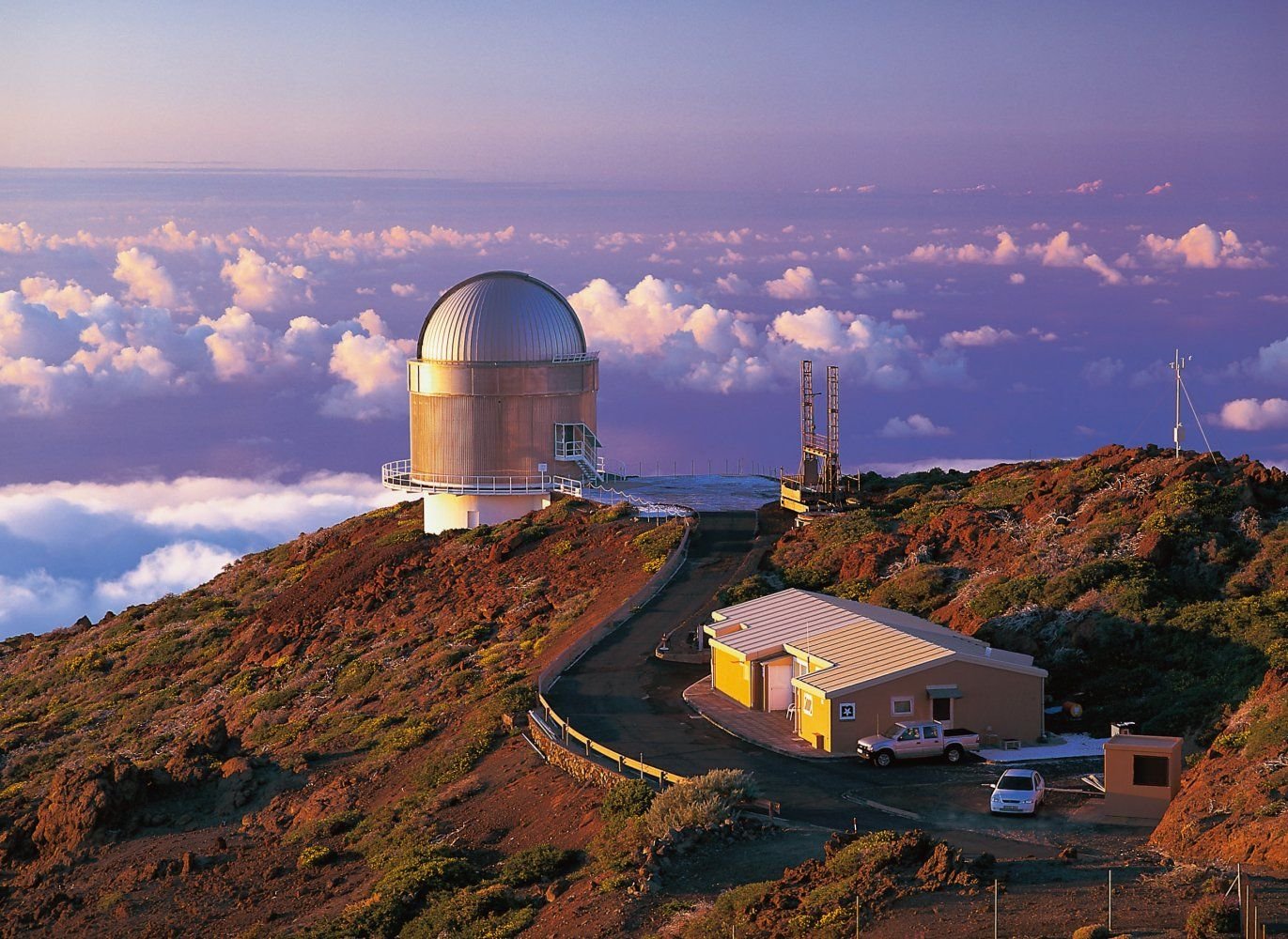 Самый большой телескоп в мире находится. Обсерватория роке-де-Лос-мучачос. Обсерватория роке де Лос мучачос Канарские острова Испания. Обсерватория ла Пальма. Обсерватории роке-де-Лос-мучачос или большой Канарский телескоп.