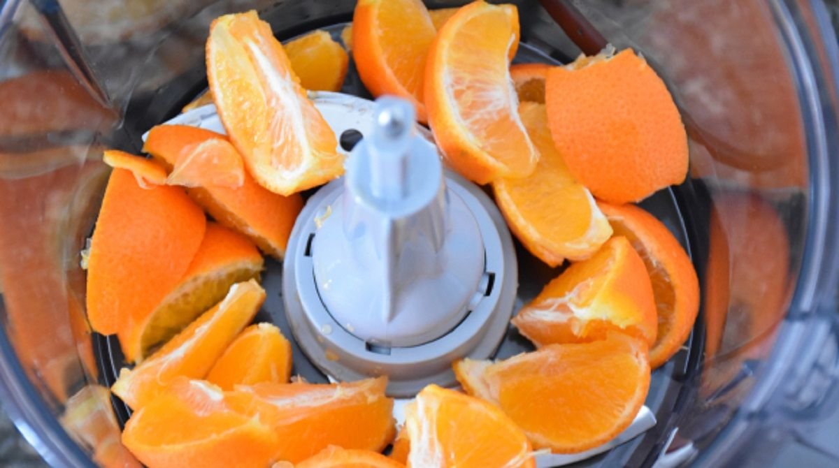 мандарины в блендере. смузи из хурмы. напиток из мандарин в блендере. смузи с мандарином. мандарин очищенный.