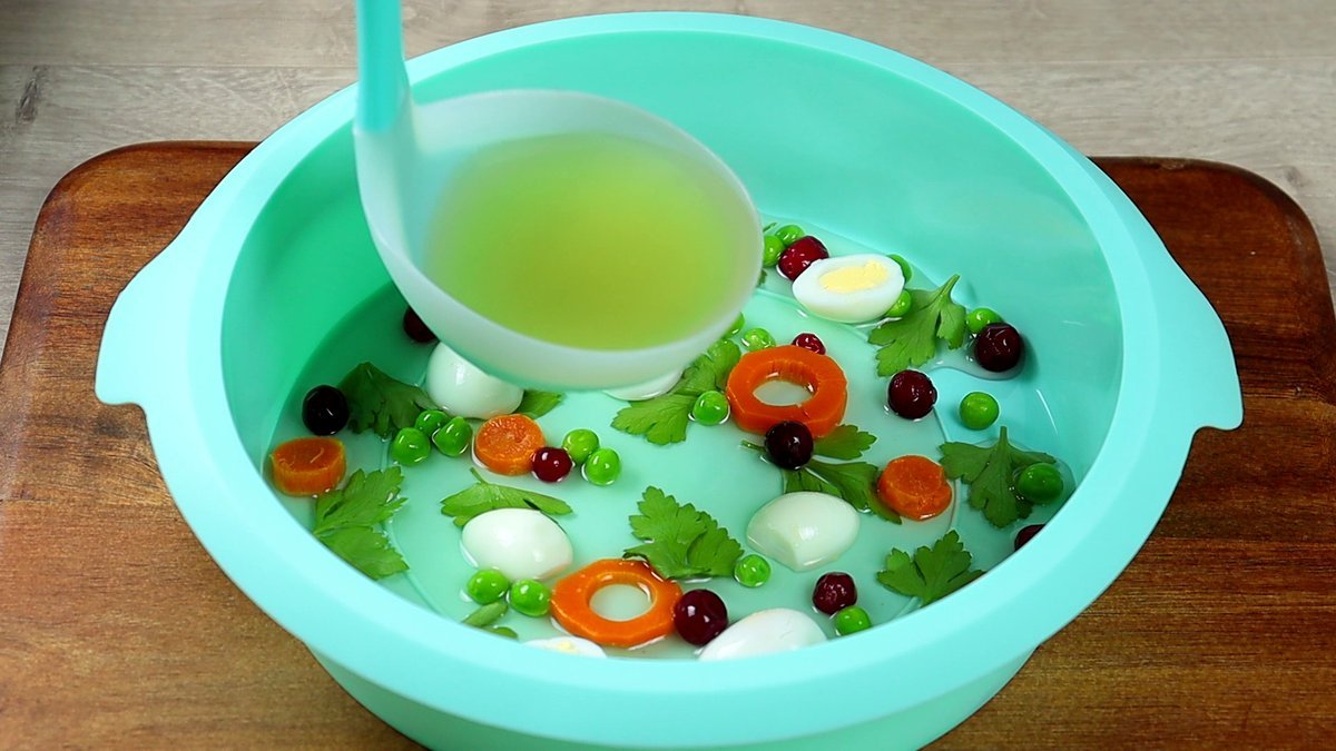 Оттяжка для бульона для заливного. Рыбный бульон для заливного. Как осветлить мутный бульон. Мутный холодец. Осветление бульона белком.