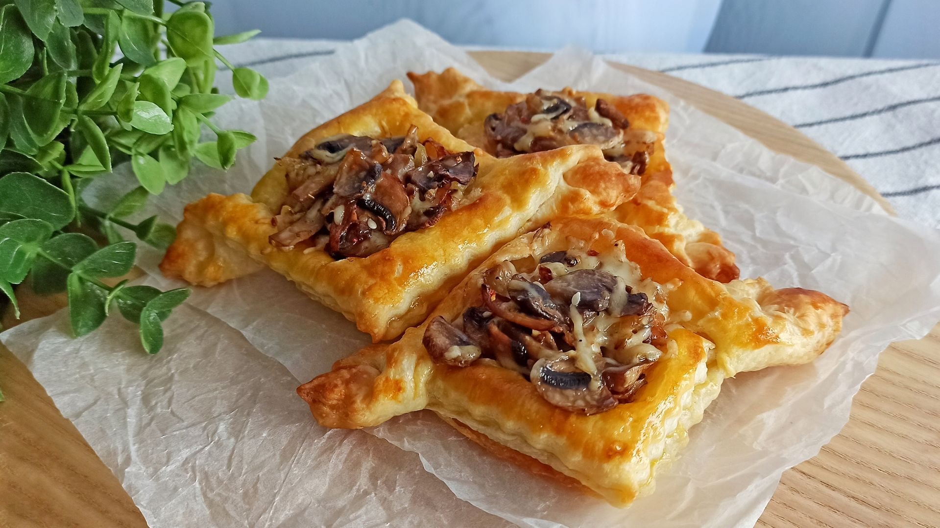 закуски из слоёного теста на праздничный. рецепт слоеного теста пошагово. слоёные пирожки с мясом в духовке. рецептура слоеного теста. рецепты из покупного теста.