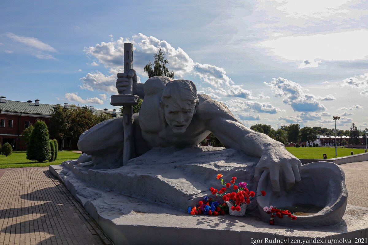 Памятник защитникам. Памятник защитникам Бреста. Памятник защитникам крепости.