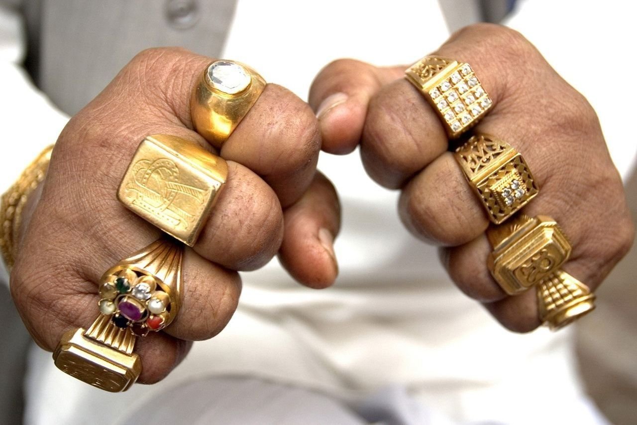 Золото кому носить. Печатки на пальцах. Золотая мужская печатка. Перстень мужской золотой. Золотые украшения.