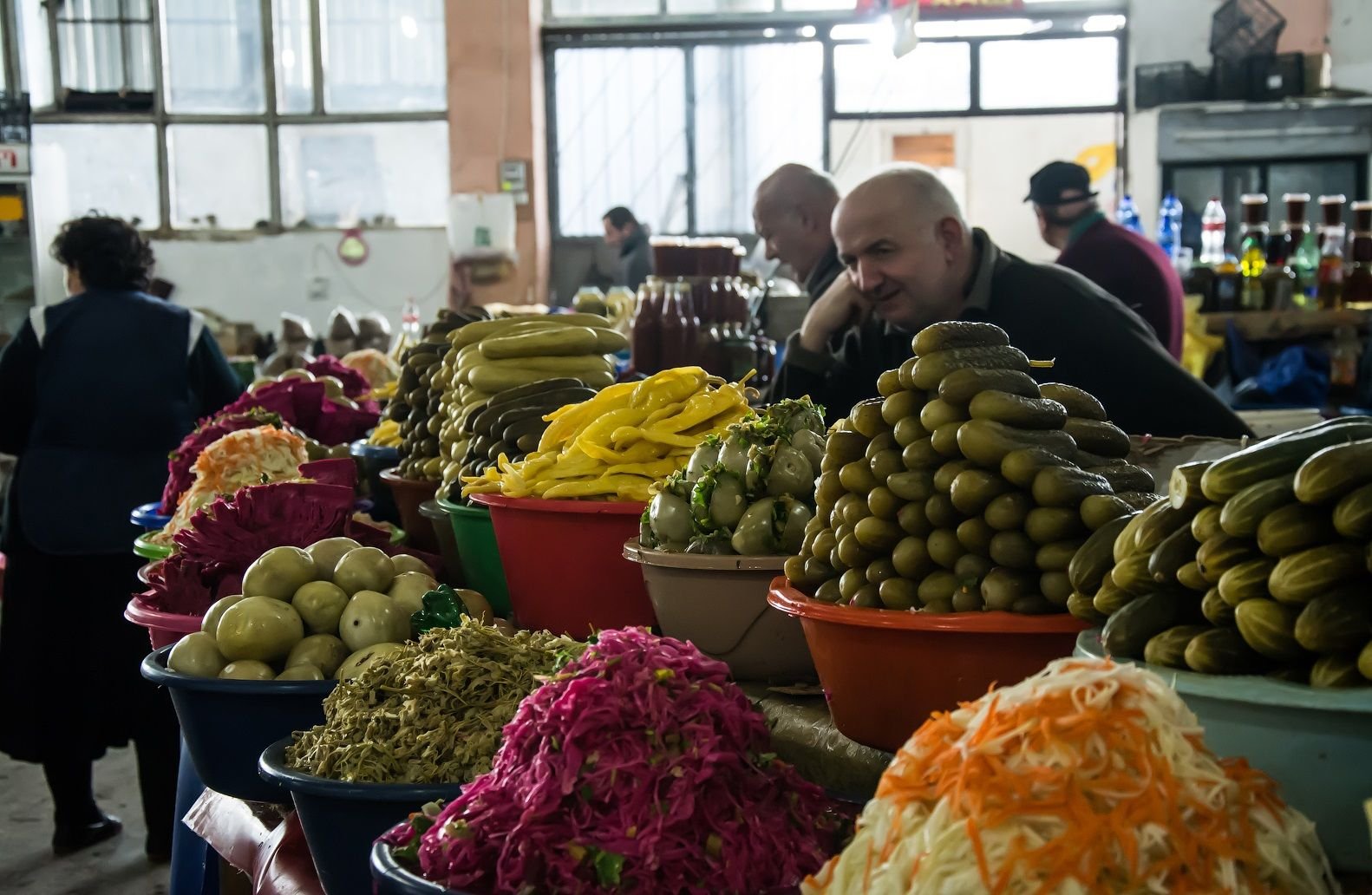 Продавщица на рынке фото