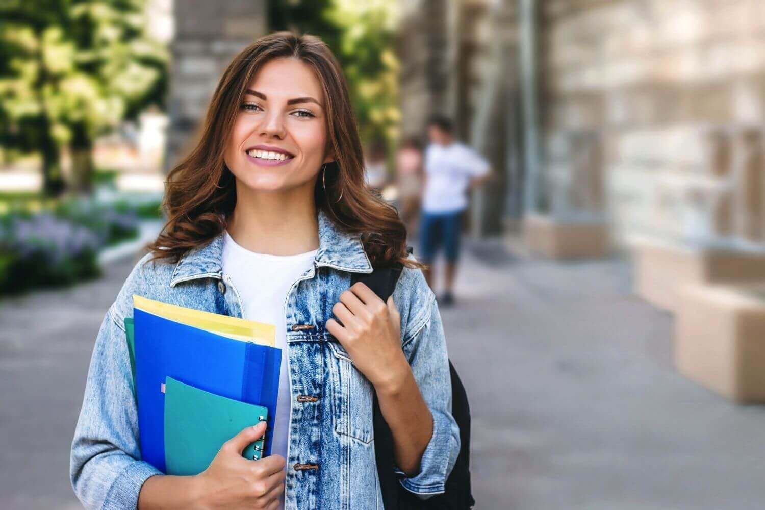 Student girl. Студенты улыбаются. Девушка студент. Студентка улыбается. Студент улыбка.