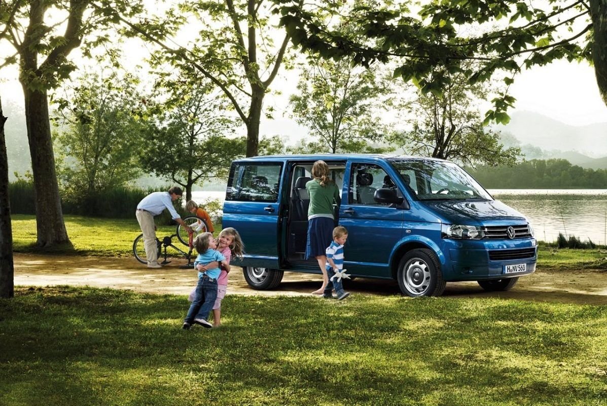 Семейный автомобиль для многодетных 2024. Фольксваген Мультивен 2011. Семейные автомобили Volkswagen Multivan. Фольксваген Мультивен для семьи. Фольксваген Мультивен семья машин.