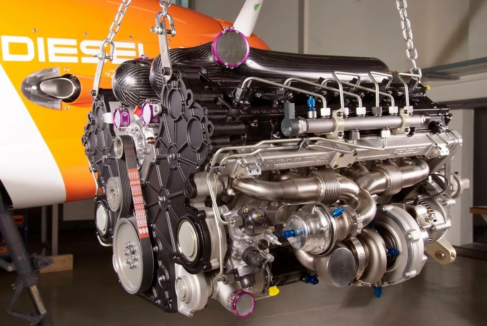 Двигатель лучшее видео. Двигатель Red a03 v12. Red a03 авиационный двигатель. Perkins CV двигатель v12. Дизельный двигатель внутреннего сгорания.