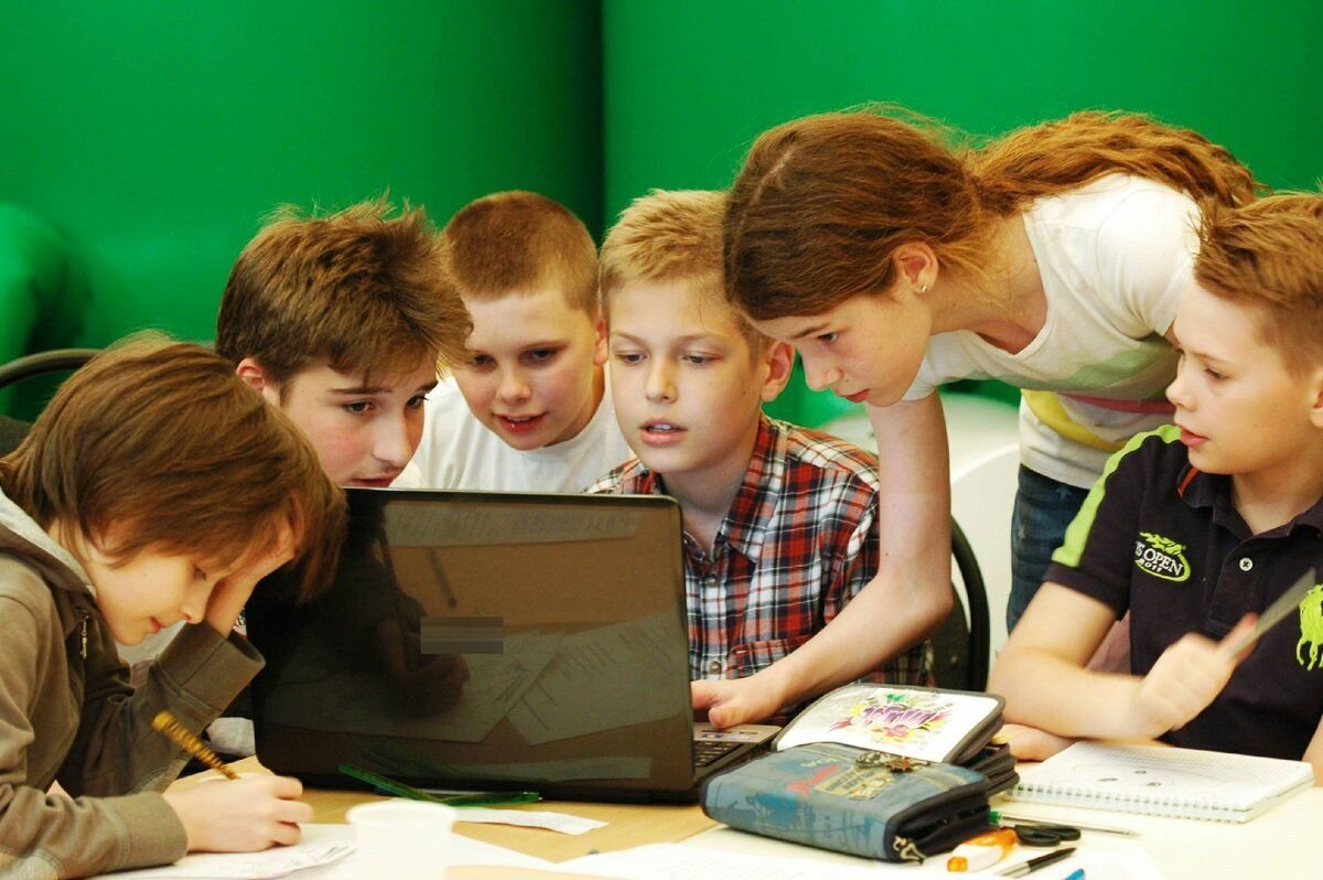 Развивающие образование в школе. Ученик с планшетом. Младшие школьники. Школьник с планшетом. Старшеклассники помогают младшим.