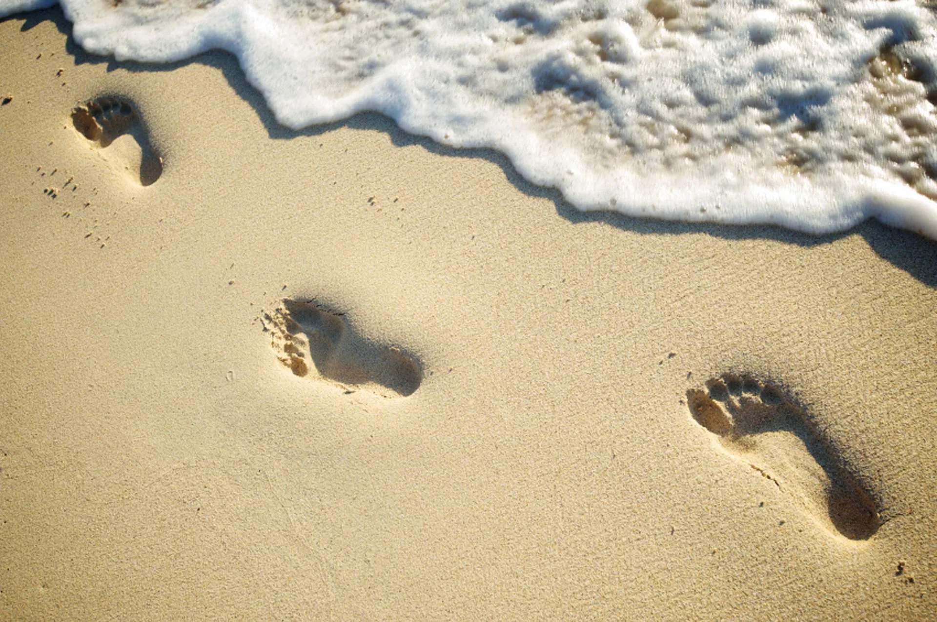 Не было видно следов. Следы на песке. Отпечаток ноги на песке. Следы человека на песке. Следы ног на песке.
