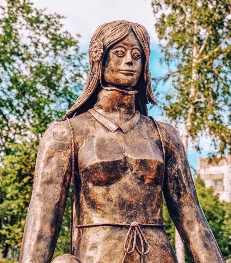 Статуя аленушки. Воронежская Аленка скульптура. Воронежская Аленушка памятник. Воронежская статуя Аленки. Воронежская алёнушка скульптура.