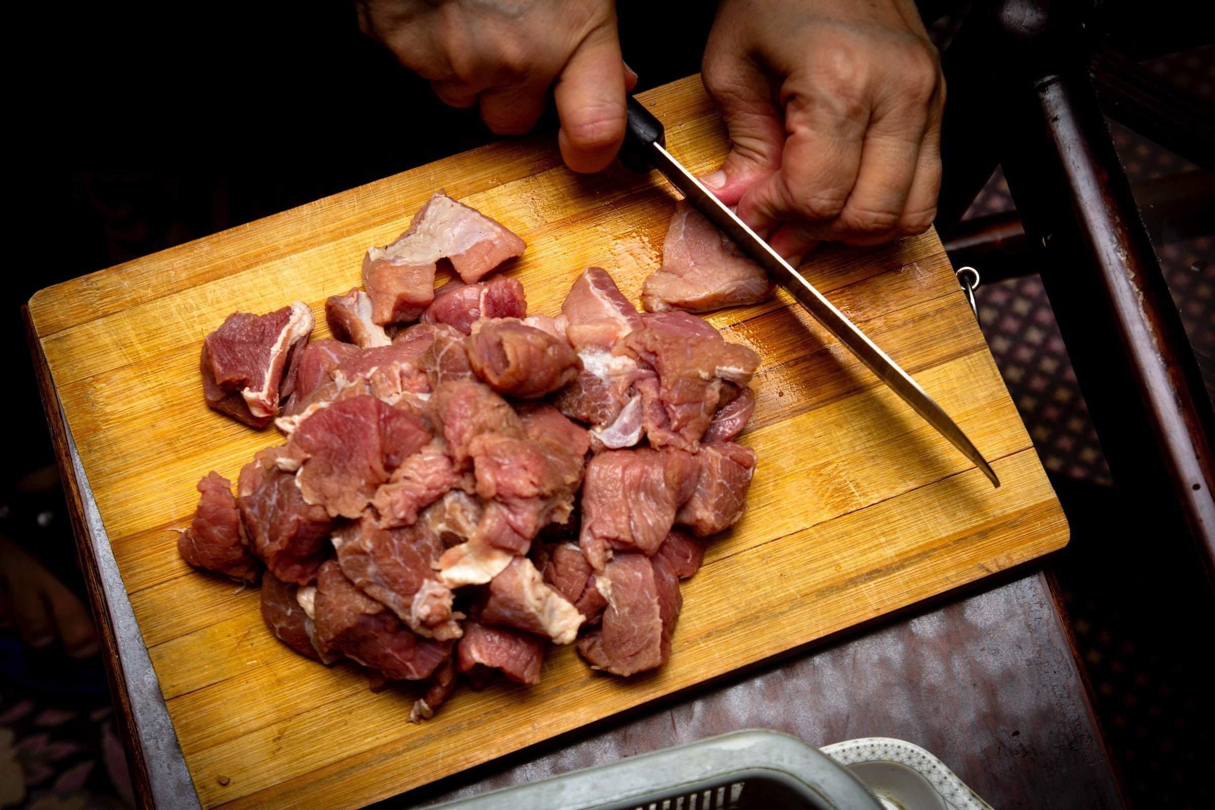 Что сделать из мяса. Гуляш из свинины в духовке. Порезать говядину книжкой. Что такое дегидрированное мясо ягненка.