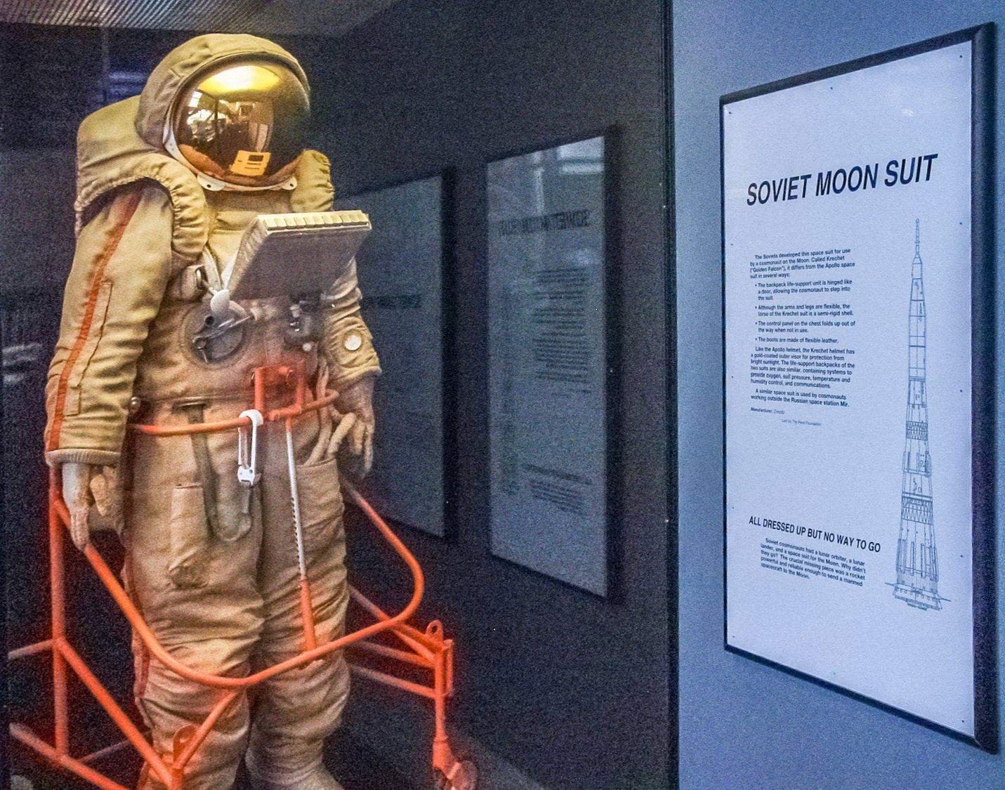 Какого цвета был скафандр юрия. Скафандр Гагарина в музее космонавтики. НПП звезда скафандр Гагарина.