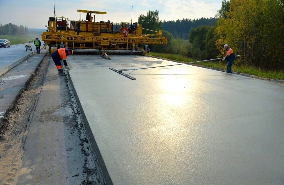Почему не делают дороги. Цементобетонные дороги в России. Жесткий укатываемый цементобетон 200 мм. Цементобетонные покрытия автомобильных дорог. Покрытие дороги цементобетонных смесей.