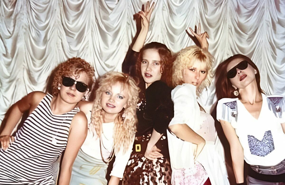 Песни 1990 х. Группа комбинация. Разноцветные лосины 90-х. Группа комбинация фото 90-х. Мода 90-х в России.