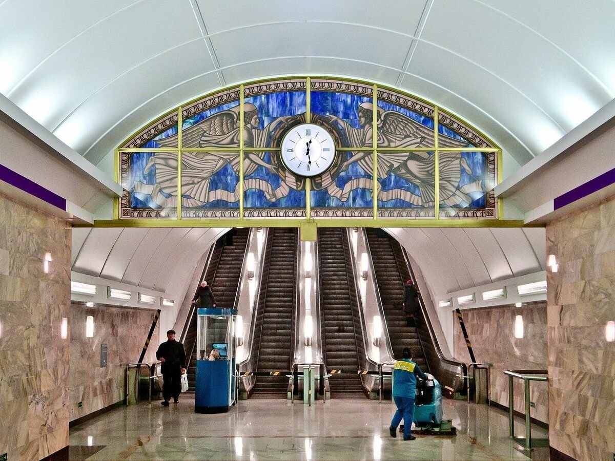 Фото метро санкт петербурга. Станция метро Адмиралтейская Санкт-Петербург. Петербургский метрополитен станция Адмиралтейская. Станция метро Адмиралтейская Петербург. Станция метро Адмиралтейская Санкт-Петербург эскалатор.