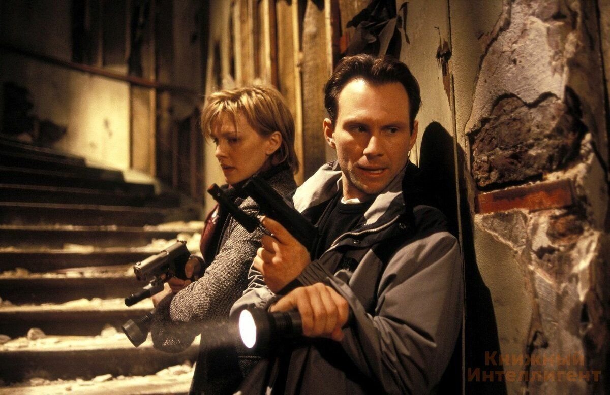 бен аффлек исчезнувшая. тело 2012. джонни депп тайное окно. джонатан из сериала. триллер снятый по книге.