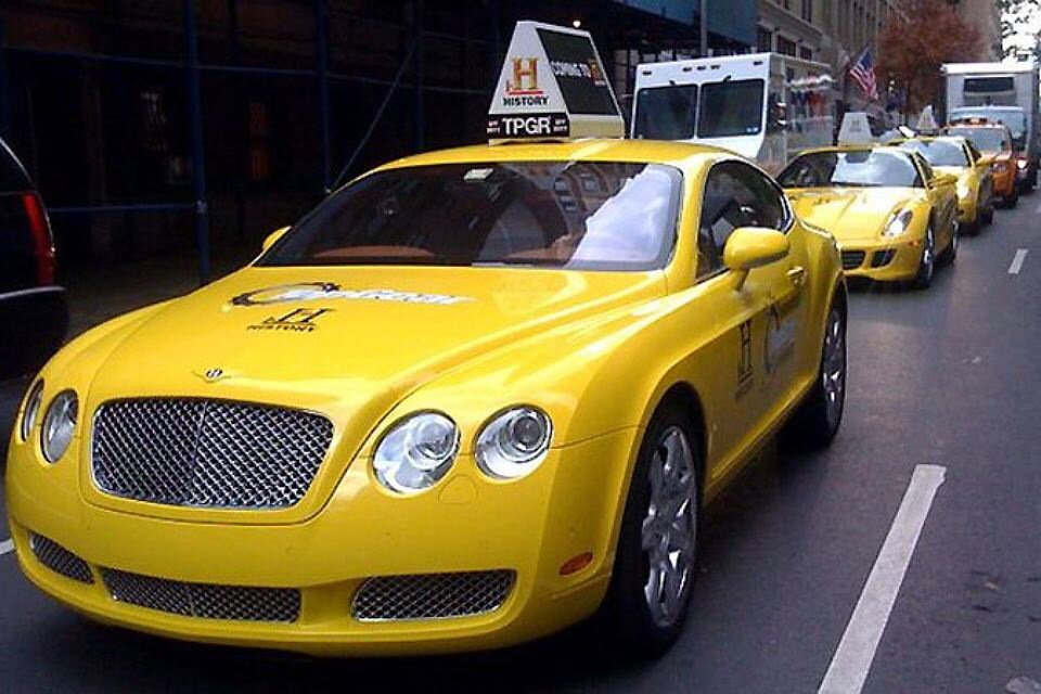 Машина для такси в 2024 году. Такси Бентли Москва. Такси Ламборгини Дубаи. Роллс Ройс такси Москва. Такси Майбах Москва.