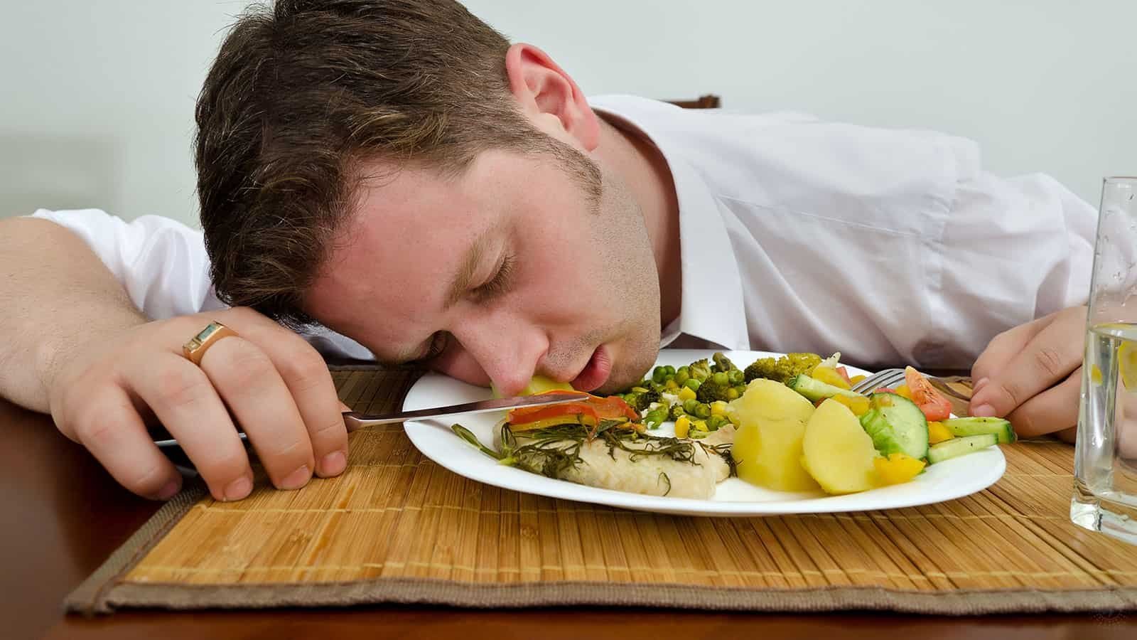 Первую половину дня кушать. Уснул за столом. Еда и сон. Мужчина обедает. Уснул за едой.