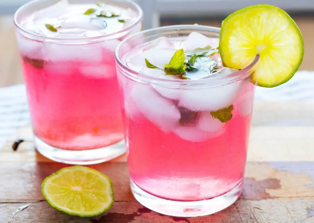 Домашний лимонад ягодный. Весенние напитки. Gin fizz коктейль. Весенний коктейль. Весенние коктейли безалкогольные.