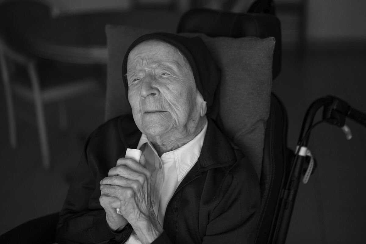 Умер самый старый в мире. Люсиль Рандон 118 лет. Люсиль Рандон долгожительница. Французской монахини Люсиль Рандон. 118-Летняя французская монахиня Люсиль Рандон.