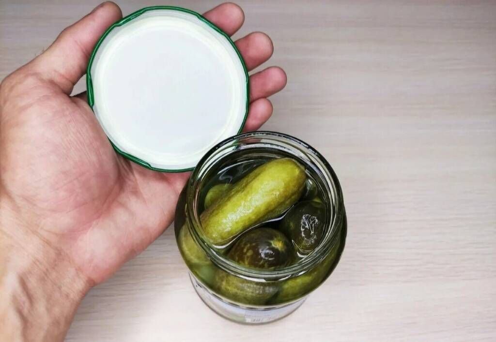 Открывает банку. Банки с огурцами с крышкой. Как открыть банку без открывашки. Открытая банка с крышкой. Открутить крышку банки.