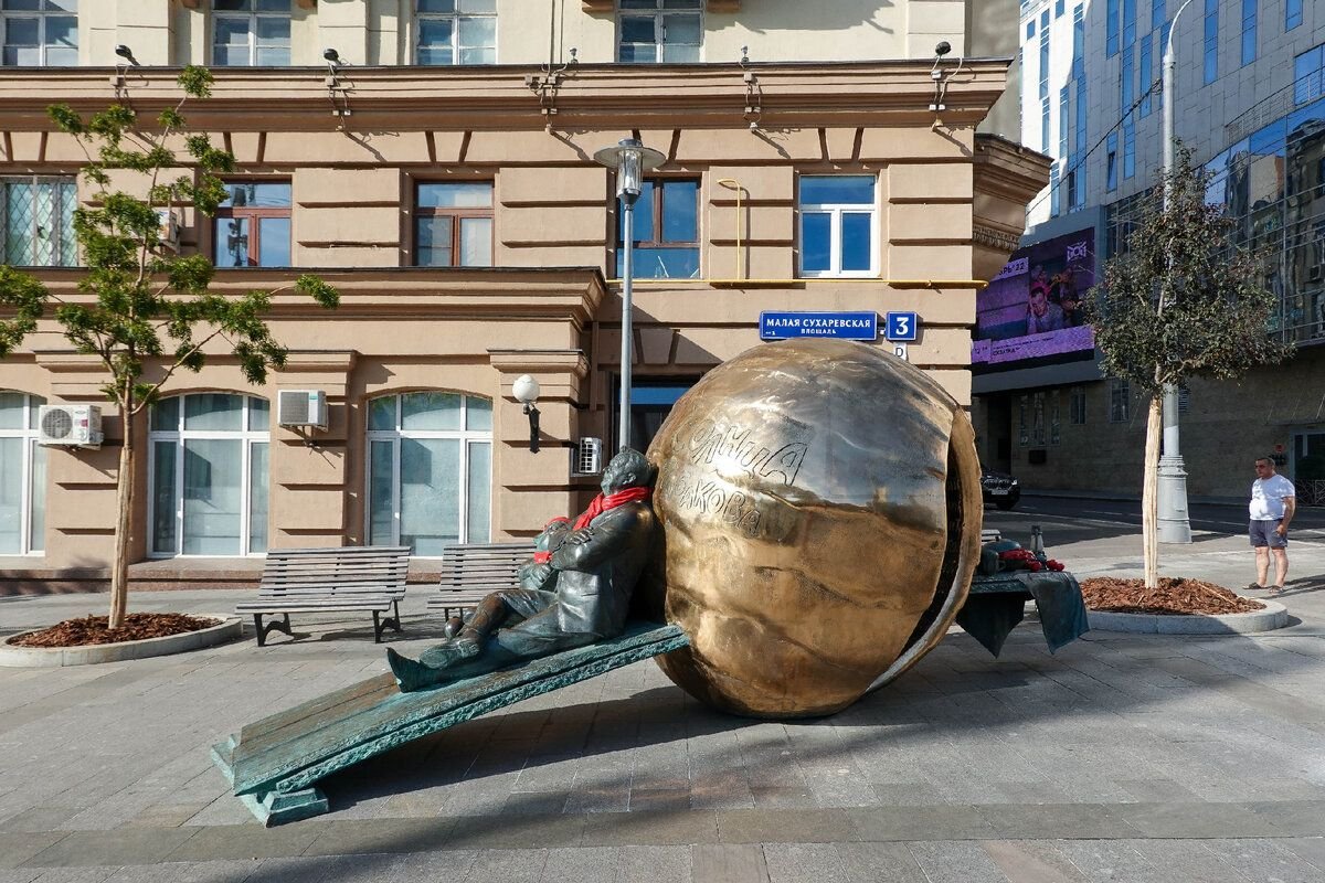 Памятник табакову. Памятник Табакову в Москве. Памятник Олегу Табакову. Памятник Олегу Табакову в Москве на Сухаревской. Памятник Олегу Табакову яйцо.