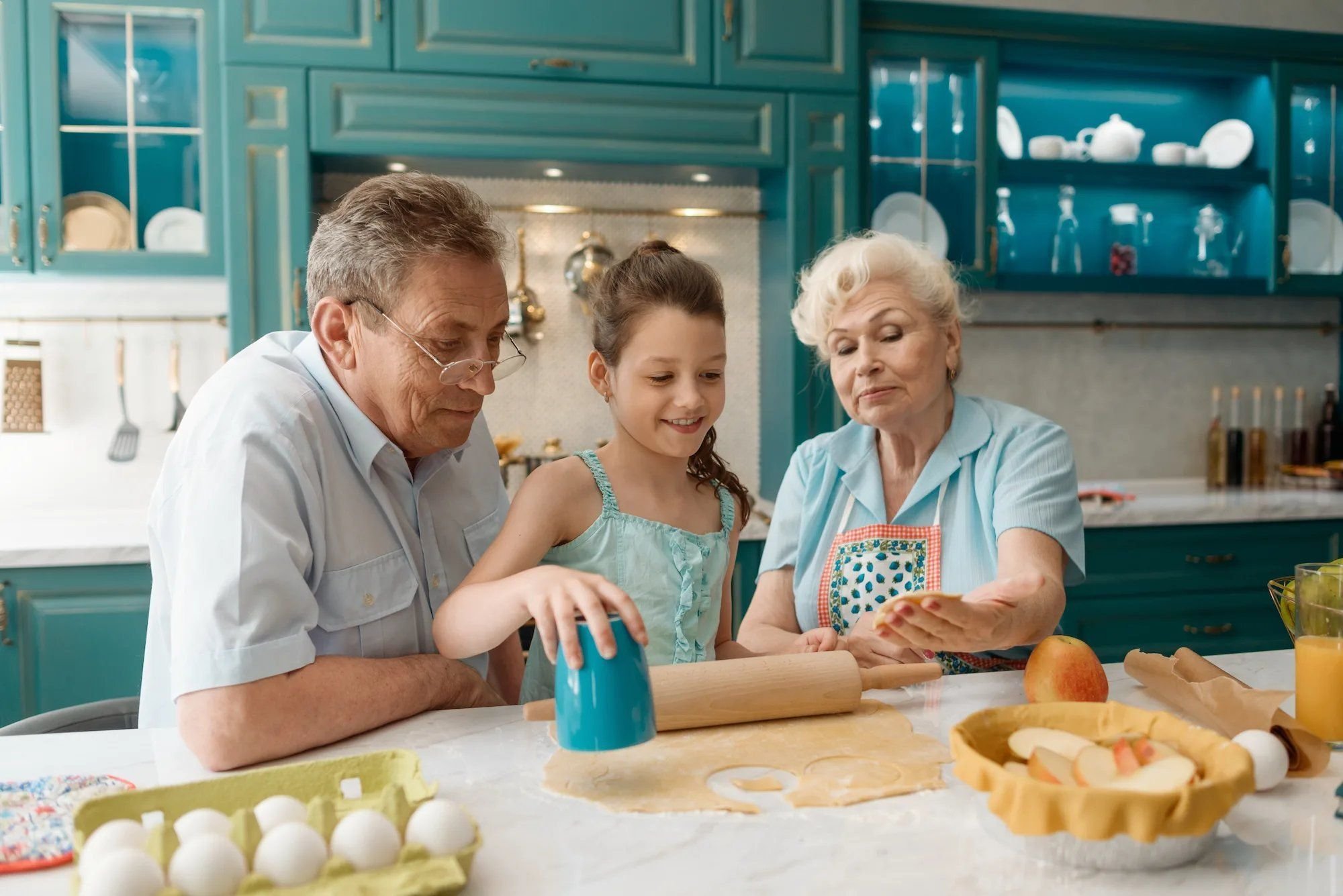 Grandma help her. Дедушка и бабушка готовят. Дедушка и внук с печенье. Дедушка и бабушка готовят урок. Готовим вместе с дедом.