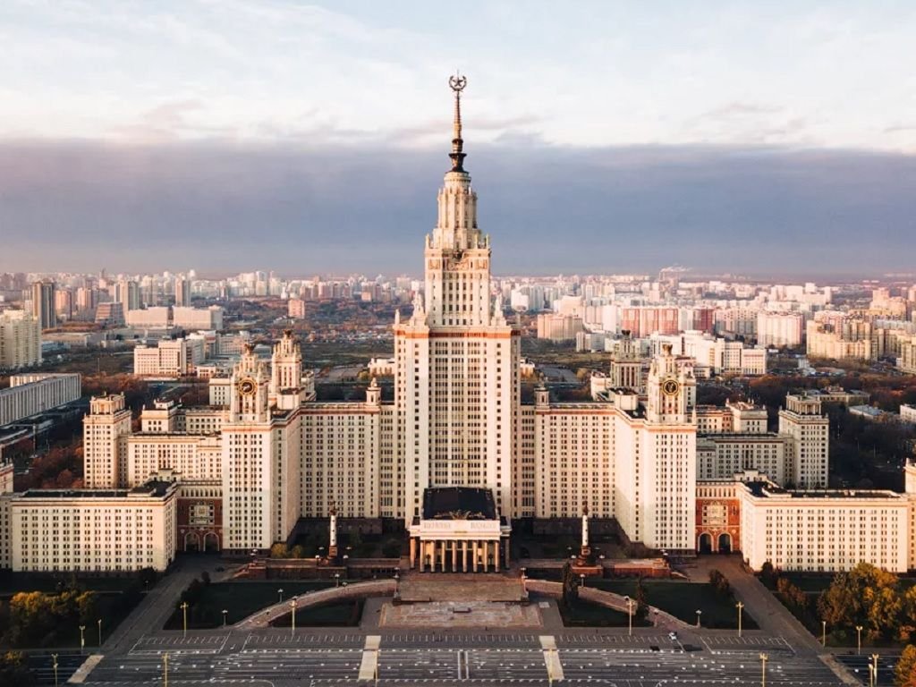 Мгу отзывы. Комплекс зданий МГУ на Воробьевых горах. Главное здание МГУ на Воробьёвых горах. Здание МГУ на Ленинских горах. Здание МГУ В Москве университет.