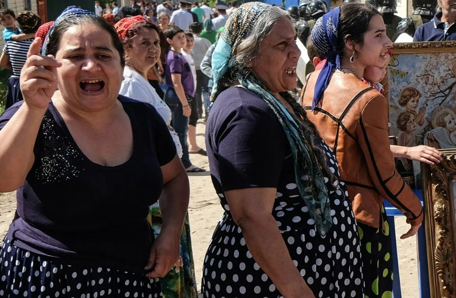 Народ закрывать. Чемодановка 2019 цыгане. Цыганки в городе. Украинские цыгане. Вокзальные цыганки.