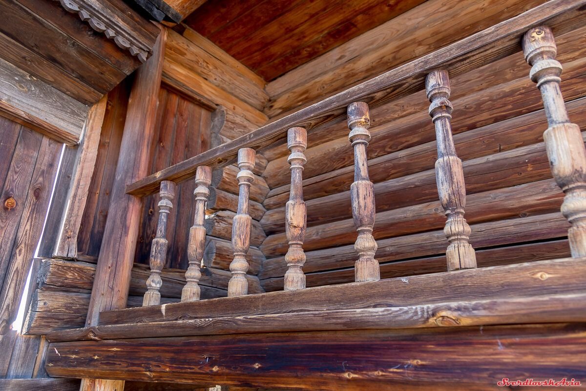 Старые деревянные перила