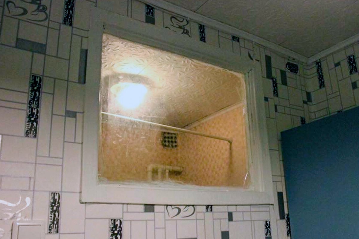 Зачем в ваннах делали окна. Окно между ванной и кухней. Окно между ванной и кухней в хрущевке. Окна в хрущевках между кухней и ванной. Окно между ванной и кухней в хрущевке дизайн.