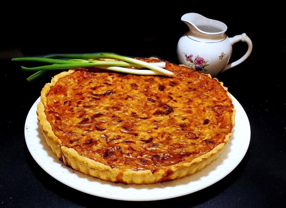 Как приготовить луковый пирог. Луковый пирог от ольги матвей. Как приготовить луковый пирог. Французский луковый пирог. Луковый пирог с плавленным сыром.