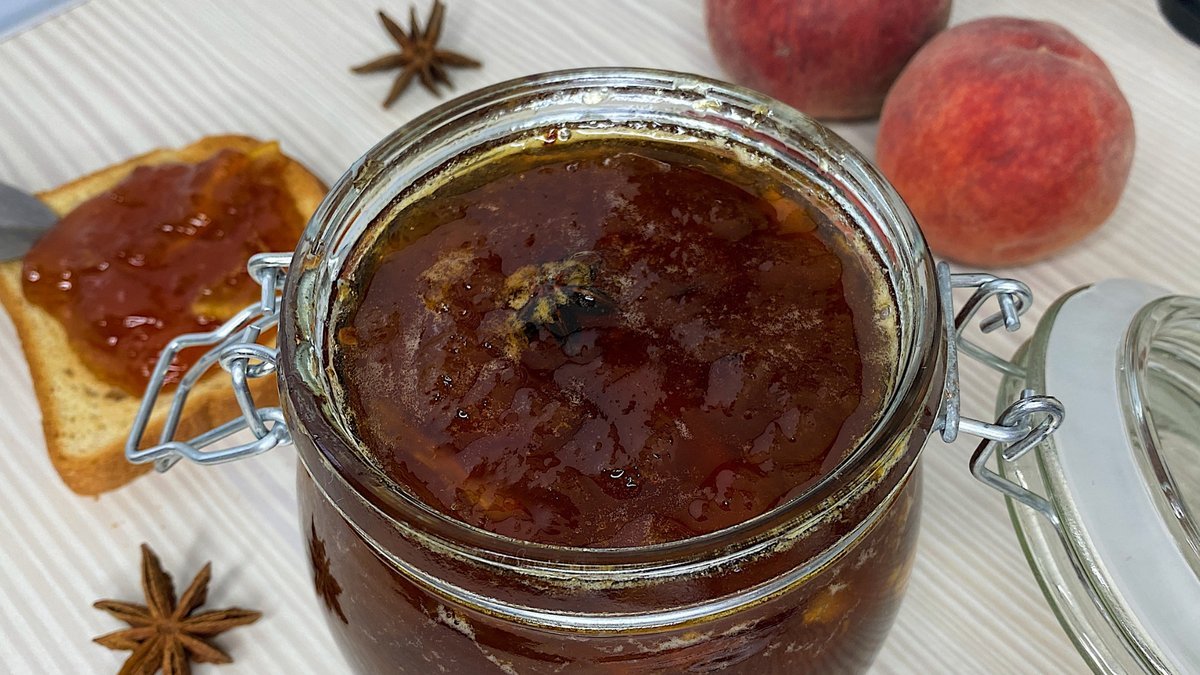 Мама сварила сливовое варенье. Как загустить варенье для выпечки крахмалом. Как загустить варенье для выпечки крахмалом. Загустить повидло мукой. Как загустить варенье для выпечки крахмалом.