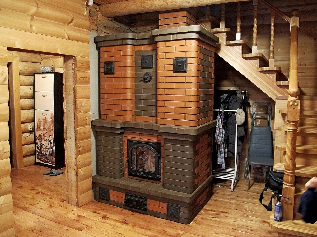 В доме было темно и в прихожей топилась печь