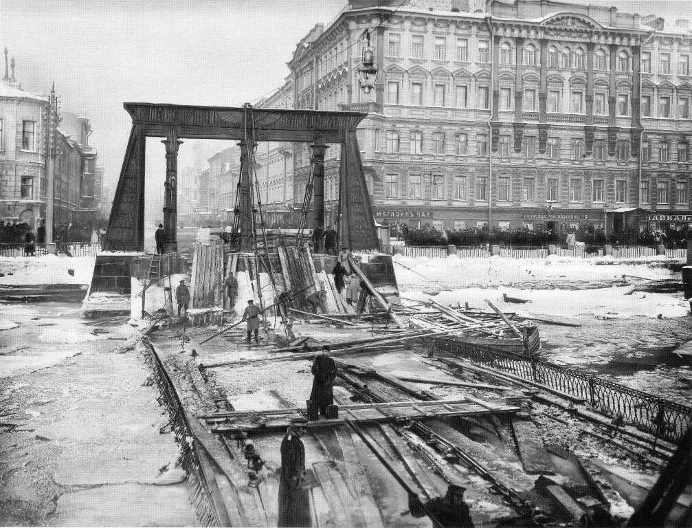 Год постройки петербурга. Египетский мост в Санкт-Петербурге 1905. Египетский мост в Санкт-Петербурге рухнул 1905. Разрушение египетского моста в Санкт-Петербурге 1905 год. Египетский мост 1905 год.