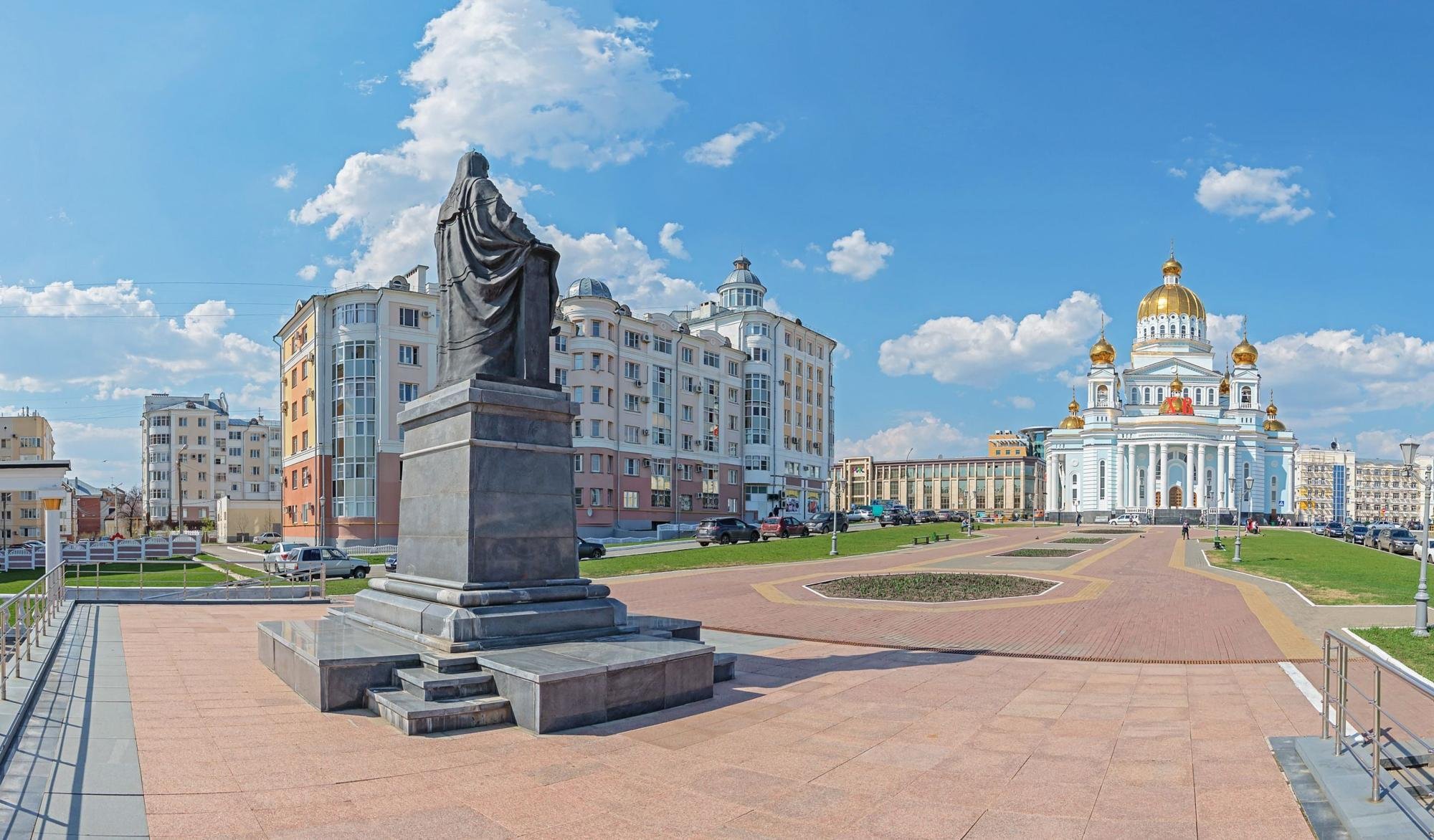 Время в саранске. Памятник Патриарху Никону в Саранске. Соборная площадь Саранск. Саранск памятник на площади. Патриарх Никон Саранск.