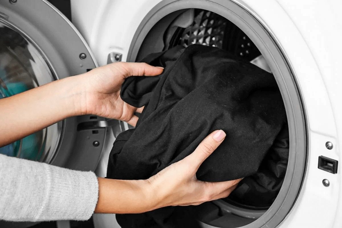 Как правильно стирать машинкой автомат. Одежда в стиральной машине. Стиральная машина черная. Черная одежда стирка. Стирка одежды в стиральной машине.