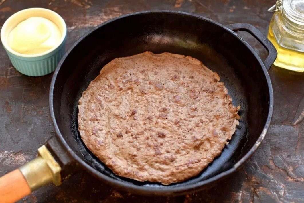 Блины из печенки. Как сделать печеночные блины. Блины из печени говяжьей. Рулетики из печеночных блинчиков. Рулет печёночный закусочный.