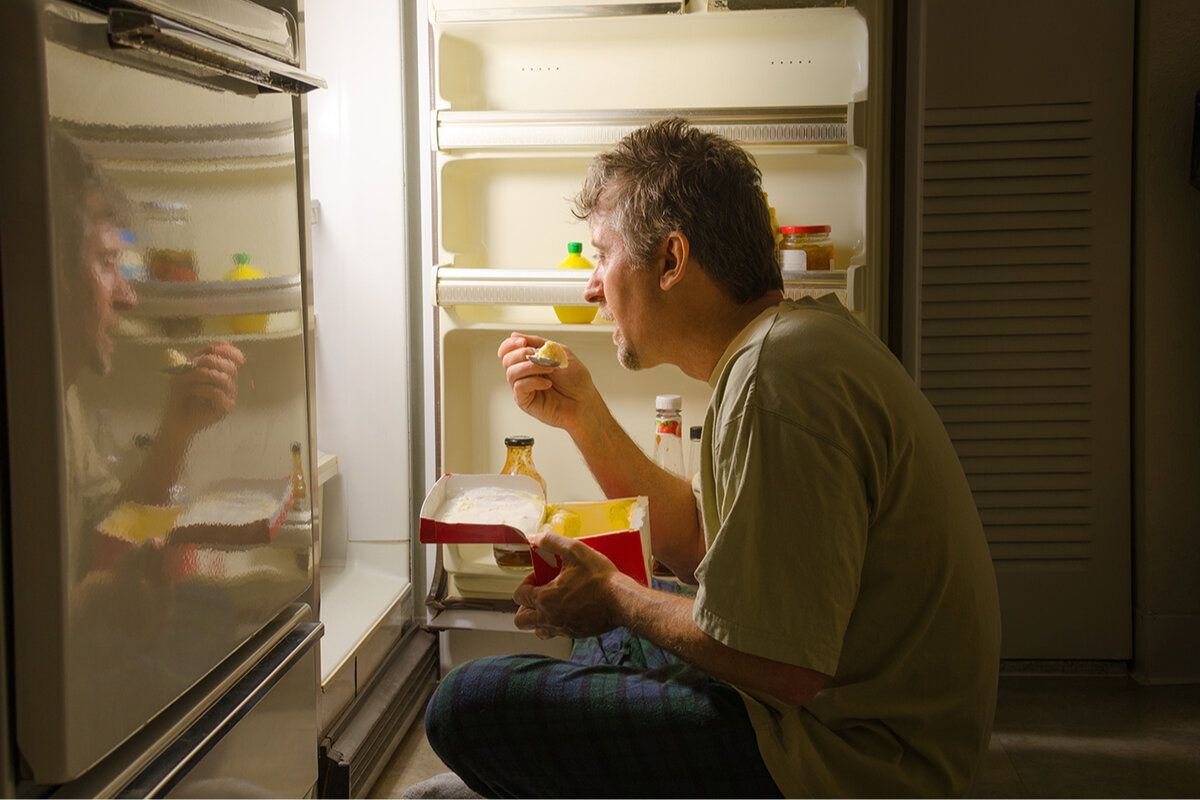 Почему дети едят ночью. Человек у холодильника ночью. Открытый холодильник ночью. Человек ест ночью. Заглядывает в холодильник.